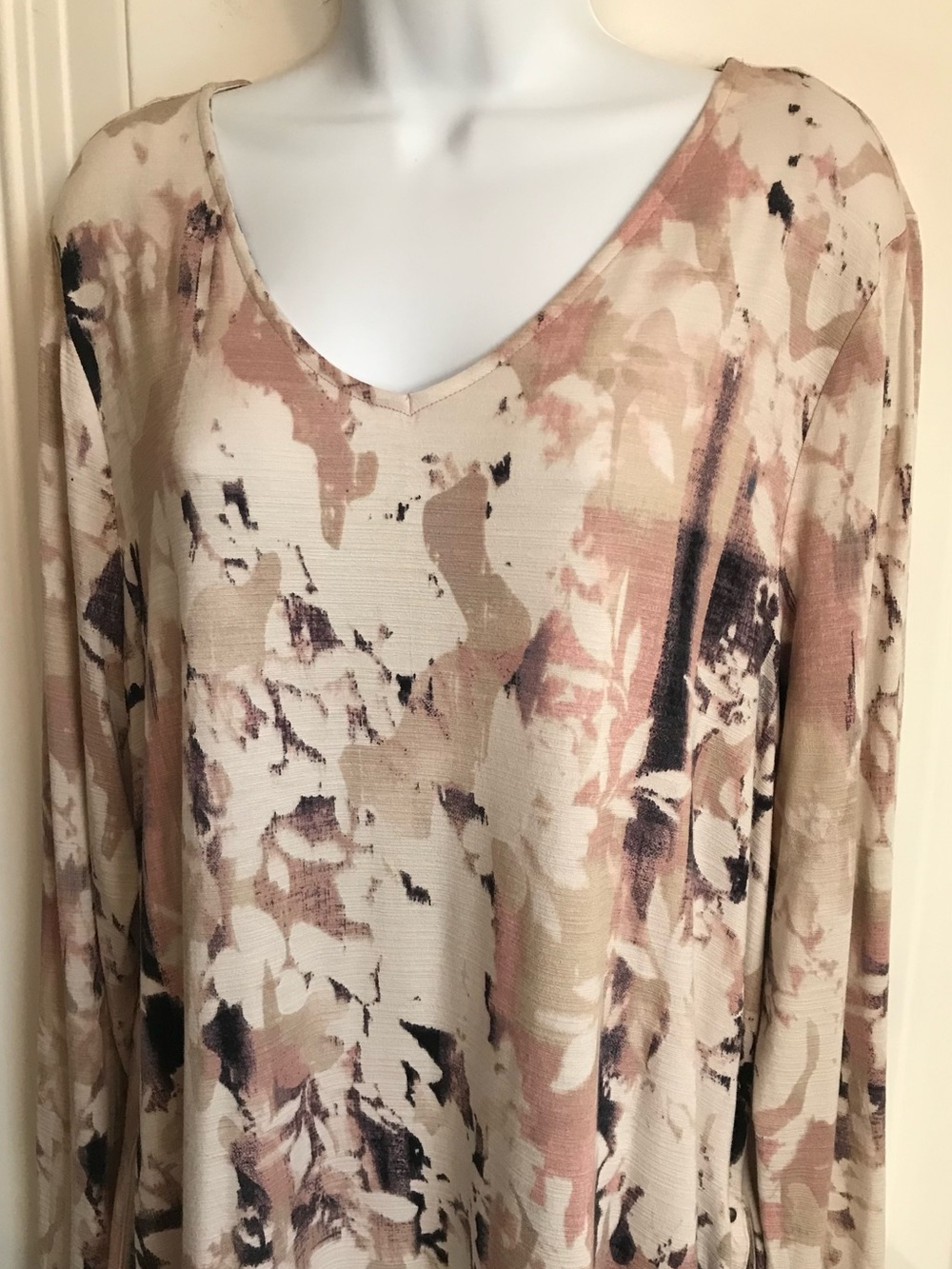 🔴 4/$15 Dana Buchman Women’s XL Blush & Cream Floral V-Neck LS Tunic Top in EUC - Picture 9 of 16